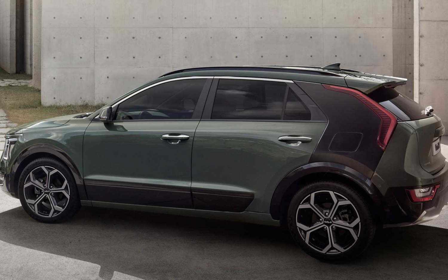 Comparison Kia Niro 2023 Vs Toyota Corolla Cross Hybrid SE 2023 